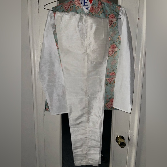 Printed floral Nehru vest with matching off-white colored kurta shirt and pants. - Picture 3 of 3